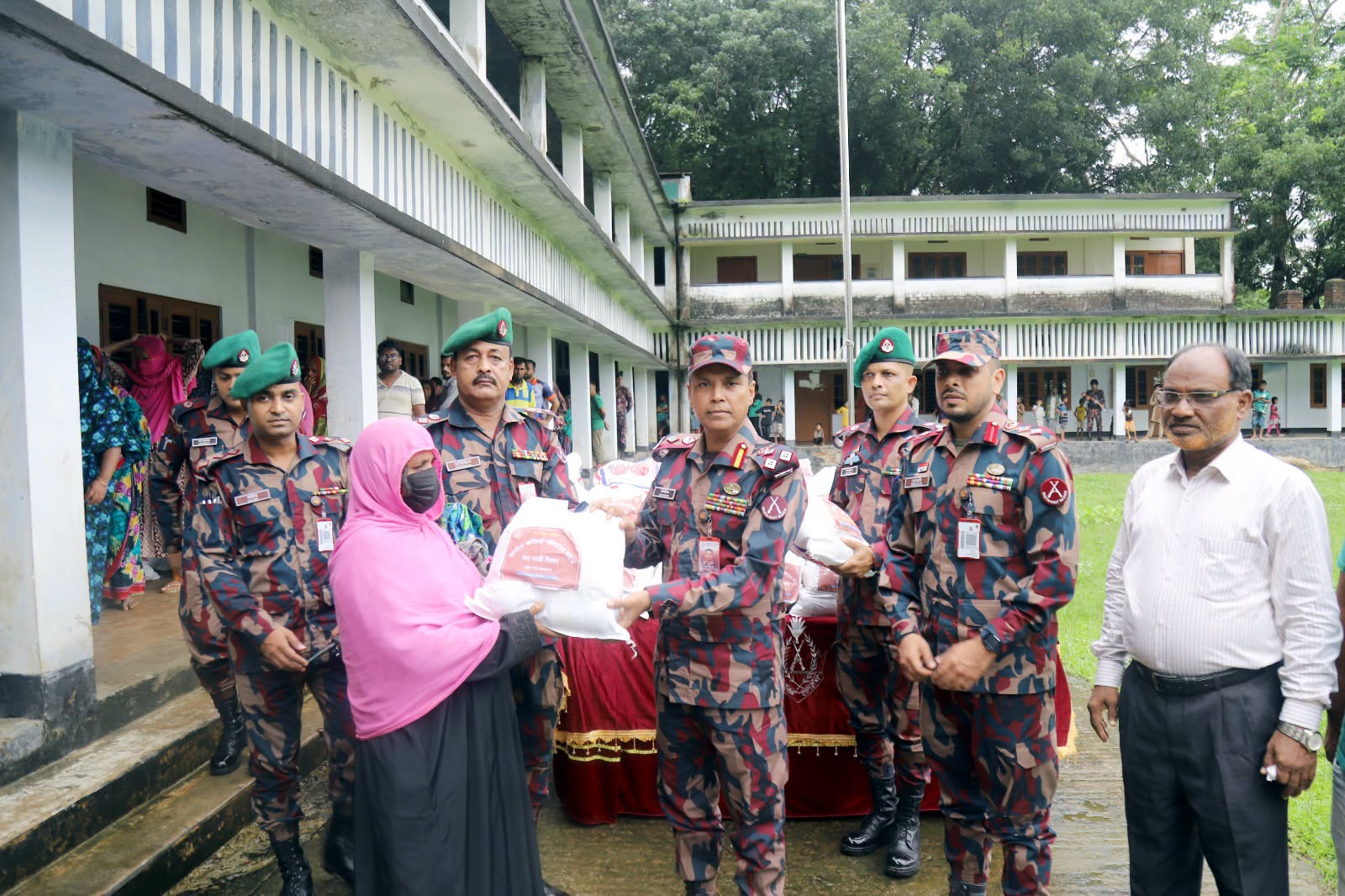 ত্রাণ বিতরণ কার্যক্রম পরিচালনা করছেন বিজিবি সদস্যরা। ছবি: বিজিবির ফেইসবুক পেজ