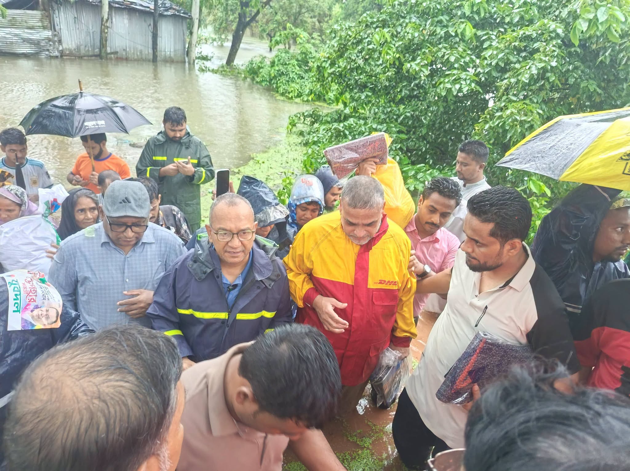 সরকারী বিভিন্ন সংস্থার পাশাপাশি রাজনৈতিক সংগঠনগুলোও ত্রাণ বিতরণ করছেন। ছবি : সংগৃহীত