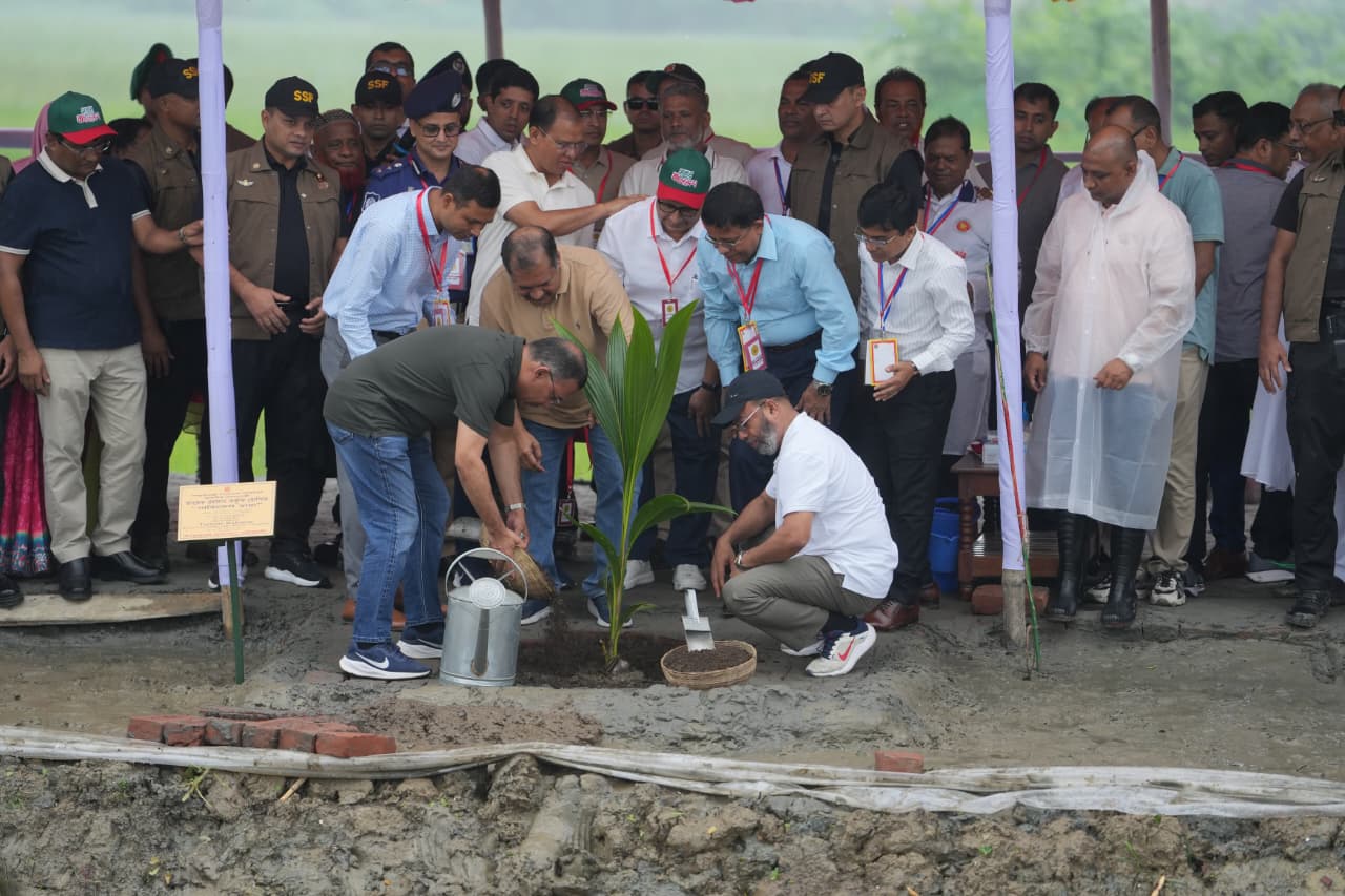 গৌরনদীতে বৃক্ষরোপণ কর্মসূচির উদ্বোধন প্রধানমন্ত্রীর
