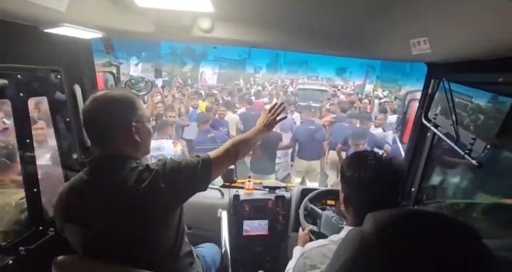 মাদারীপুরে নেতাকর্মীদের ঢল, হাত নেড়ে অভিবাদনের জবাব দিলেন প্রধানমন্ত্রী