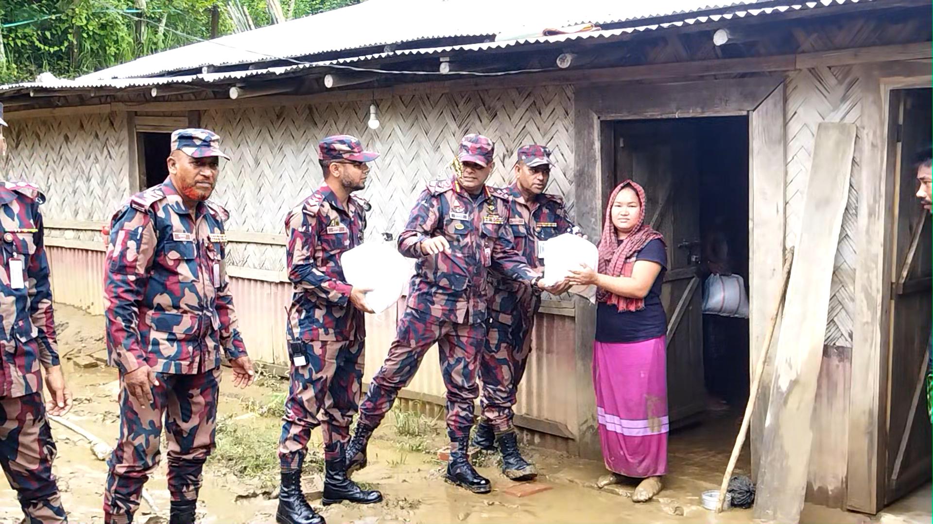 খানসামা ও বিজিবি পাড়ায় বন্যাদুর্গত ১শ’ পরিবারকে বিজিবি’র ত্রাণ সহায়তা