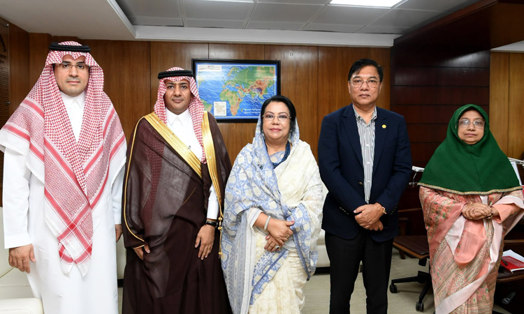 বাংলাদেশি হাজিদের খরচ কমাতে সৌদি আরবের সহযোগিতা চাইলেন বিমানমন্ত্রী