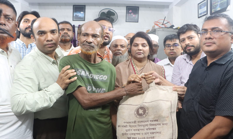 প্রধানমন্ত্রীর নির্দেশনা অনুযায়ী বন্যাদুর্গতদের জন্য পর্যাপ্ত ত্রাণ মজুত রাখা হয়েছে : ডিসি ফরিদা
