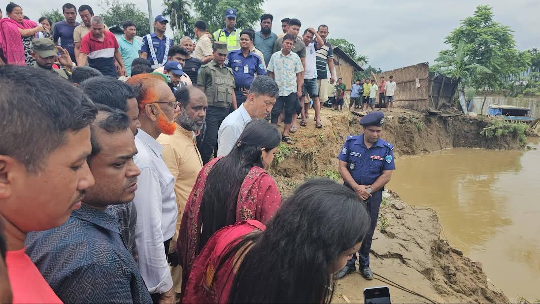 বন্যাকবলিত এলাকায় ত্রাণ বিতরণ করলেন দীপেন দেওয়ান