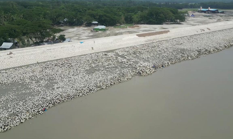 নদীর তীর রক্ষা বাঁধ দৃশ্যমান হওয়ায় লক্ষ্মীপুরে লাখো মানুষের মাঝে স্বস্তি