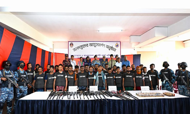 ছোট জাহাঙ্গীর বাহিনীর প্রধানসহ ২৭ ডাকাতের আত্মসমর্পণ