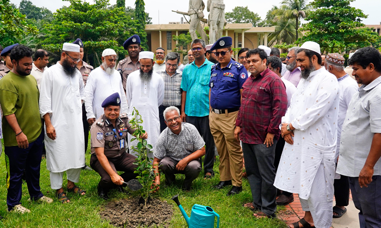 ‘বৃক্ষরোপণ সপ্তাহ’ উপলক্ষে কুয়েট ক্যাম্পাসে বৃক্ষরোপণ কর্মসূচি অনুষ্ঠিত 