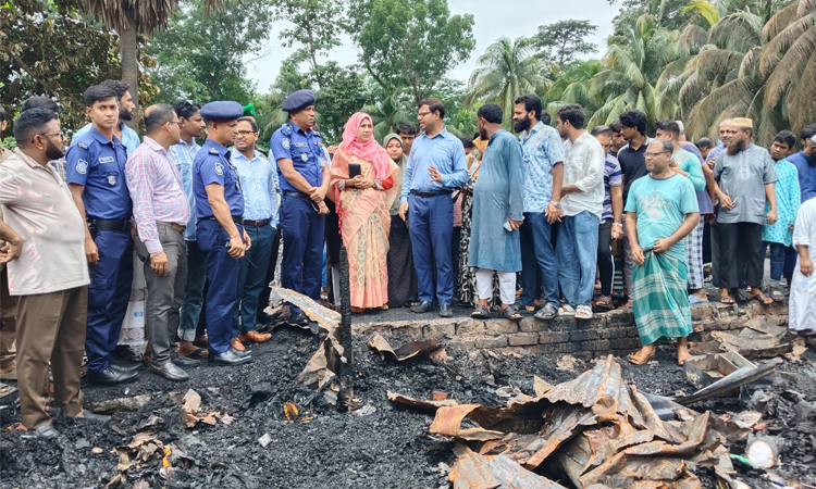 বরগুনায় ভয়াবহ অগ্নিকাণ্ডে অর্ধশতাধিক দোকান পুড়ে ছাই