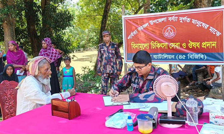 বরকলে বন্যায় ক্ষতিগ্রস্তদের মধ্যে বিজিবির বিনামূল্যে চিকিৎসাসেবা 