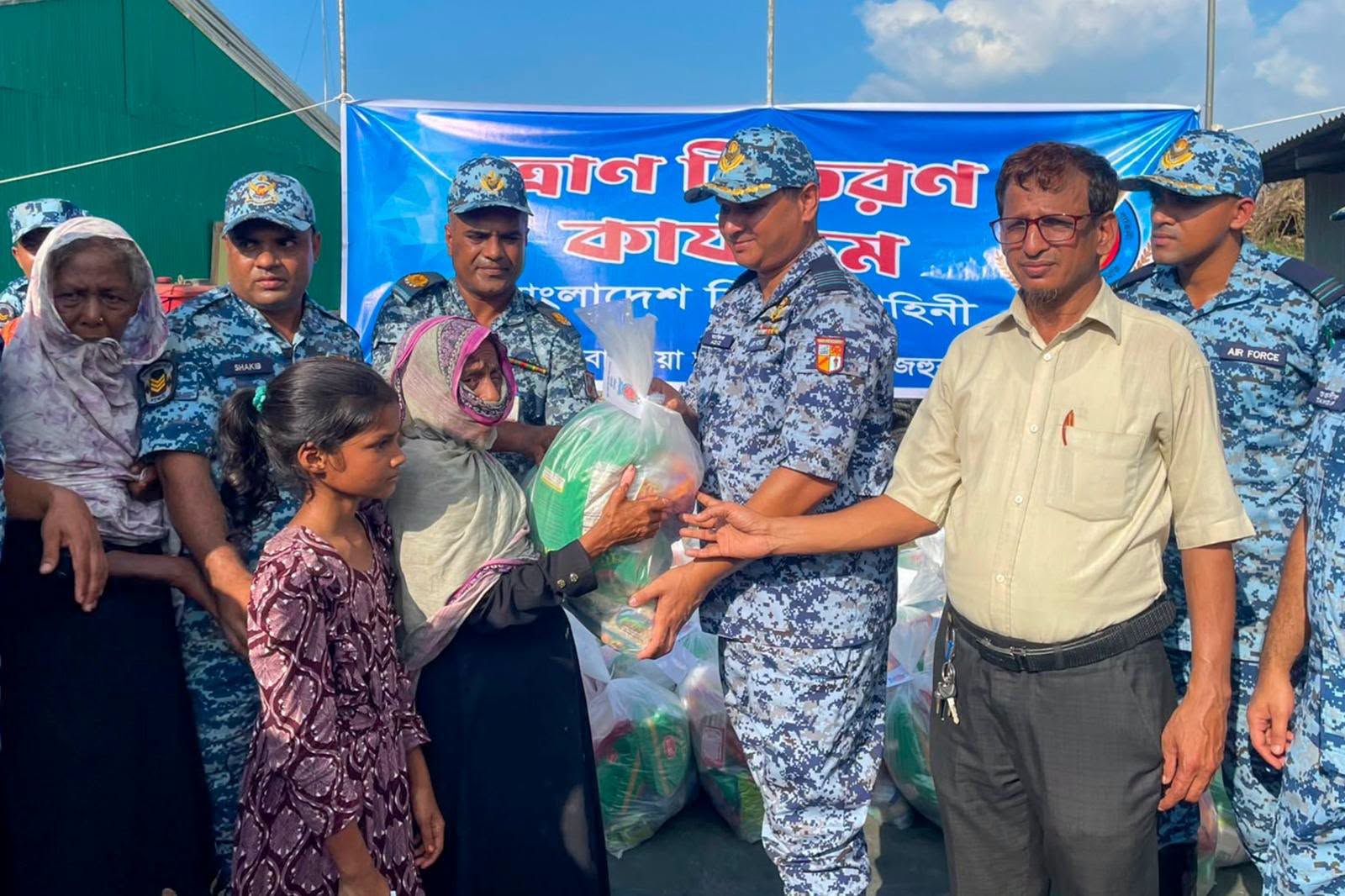 বন্যাদুর্গত মানুষের সহায়তায় বিমান বাহিনী মহিলা কল্যাণ সমিতি