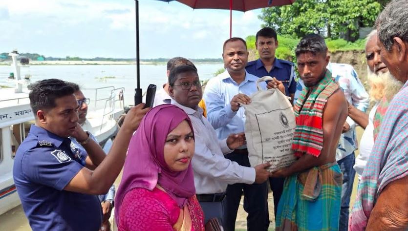 ব্রহ্মপুত্র নদে বাড়ছে পানি ও ভাঙন, পরিদর্শনে ডিসি-কমিশনার