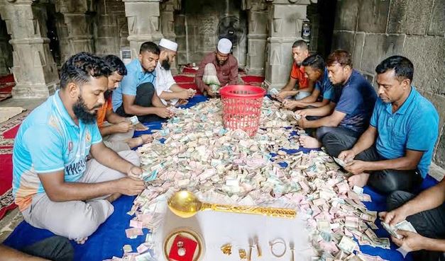 কুসুম্বা মসজিদের দানবাক্সে মিলল স্বর্ণের চামচসহ পৌনে ১৩ লাখ টাকা