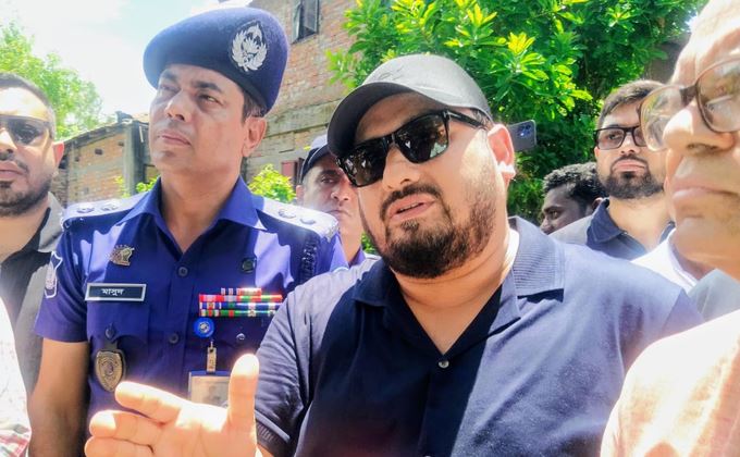 চট্টগ্রামের বন্যাদুর্গত পরিবারের পাশে প্রধানমন্ত্রীর রাজনৈতিক ও শিল্প উপদেষ্টা এবং ভূমি প্রতিমন্ত্রী