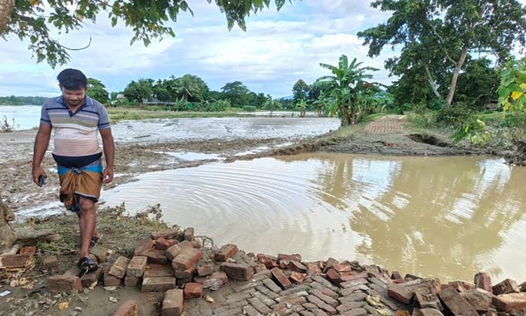 বরকলে বন্যার পানি কমতে থাকায় বাড়িঘরে ফিরছেন বানভাসি মানুষ 