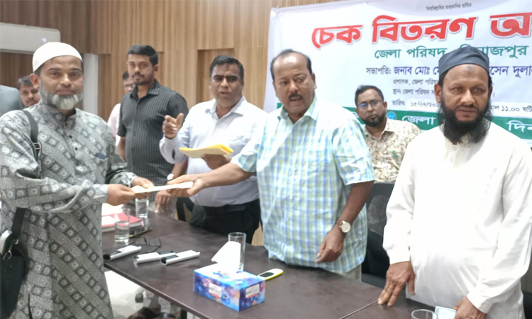 দিনাজপুরে স্কুল, কলেজ, মাদ্রাসায় অনুদানের ২৫ লাখ টাকার চেক হস্তান্তর 