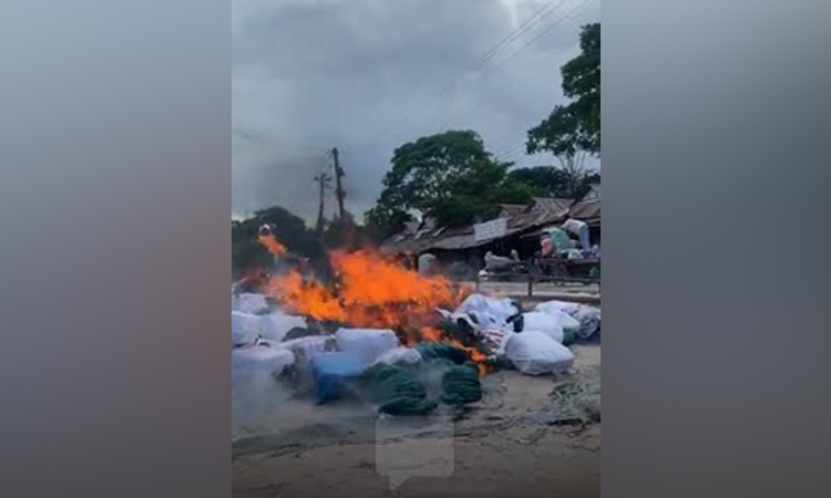 জাজিরায় চায়না দুয়ারি ও কারেন্ট জাল পুড়িয়ে ধ্বংস