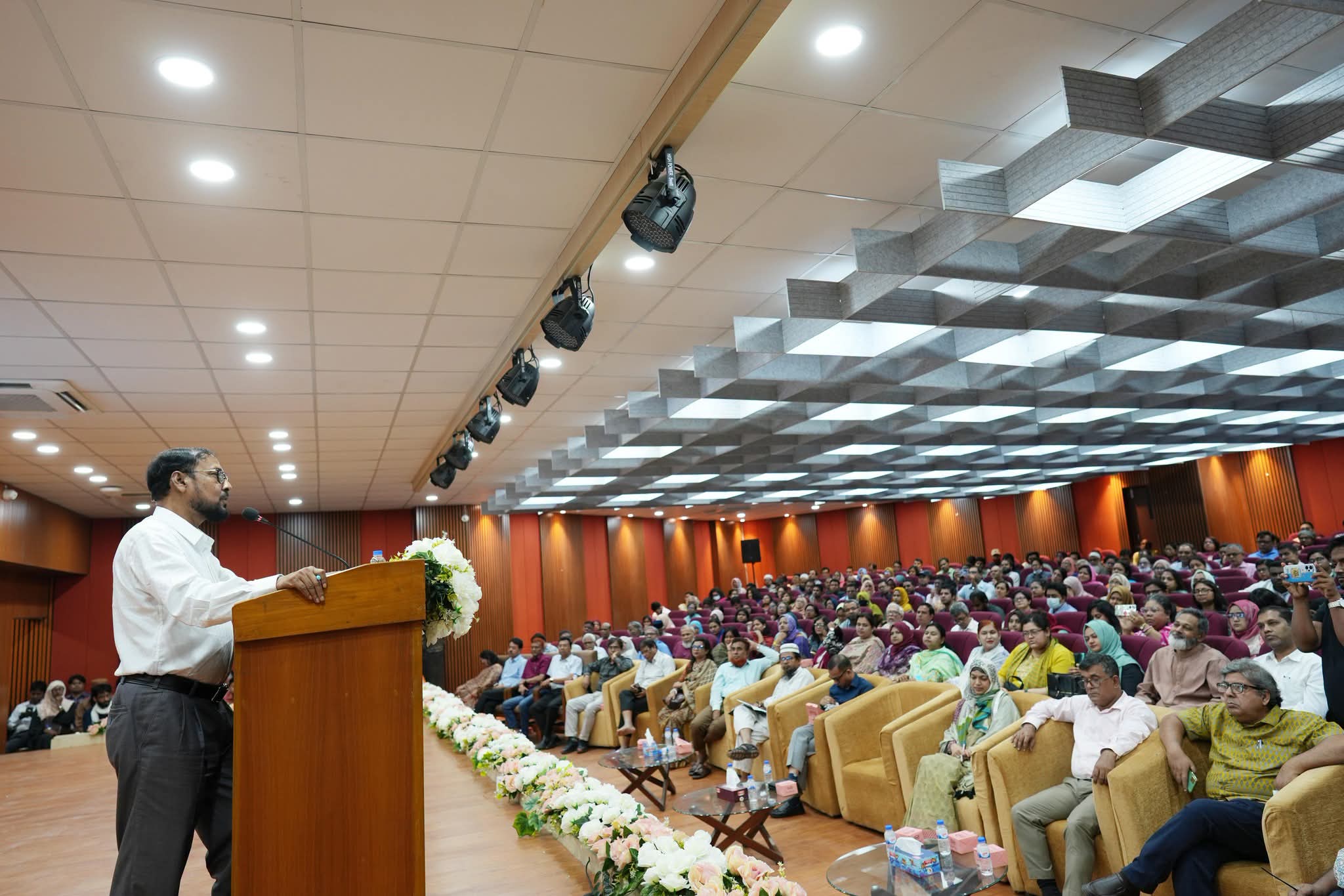 জবি আইন ও বিদ্যমান বিধিবিধান বাস্তবায়ন বিষয়ক মতবিনিময় সভা অনুষ্ঠিত