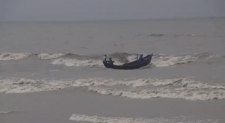 লঘুচাপের প্রভাবে উত্তাল পটুয়াখালী উপকূল, ৩ নম্বর সতর্ক সংকেত বহাল