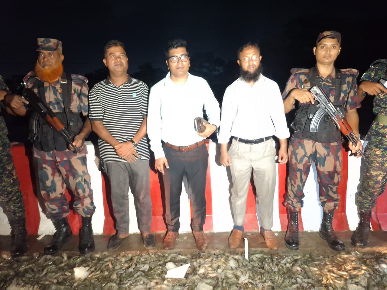 সাতক্ষীরায় জেলি পুশকৃত ৮২০ কেজি চিংড়ি মাছ জব্দ, ১জনকে কারাদন্ড