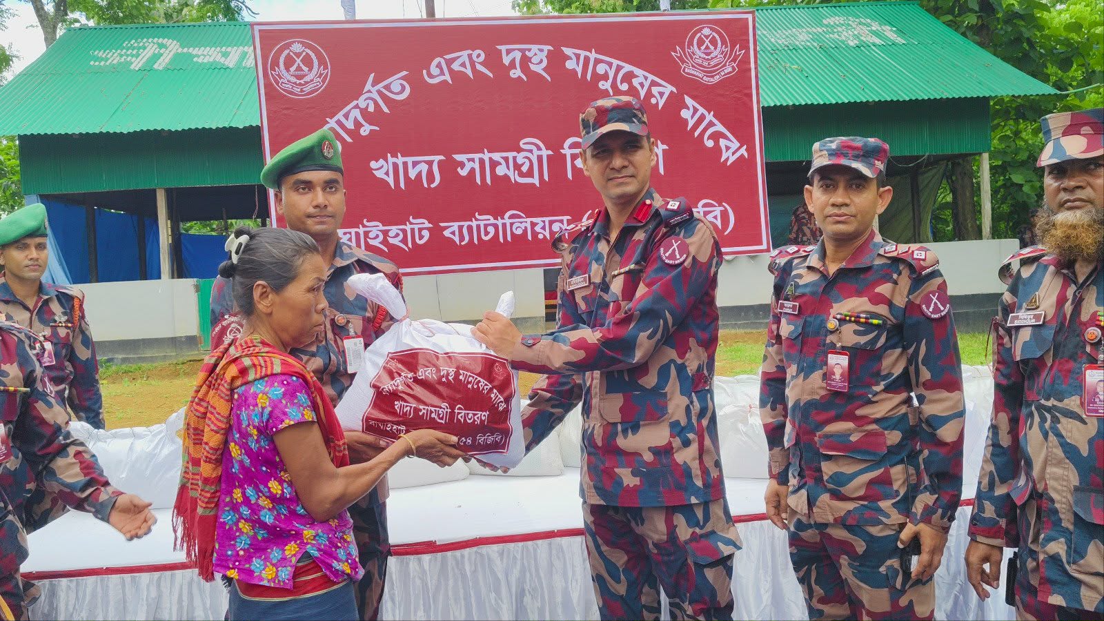 দুর্গম সাজেকে বন্যায় ক্ষতিগ্রস্তদের মাঝে বিজিবির ত্রাণ সহায়তা