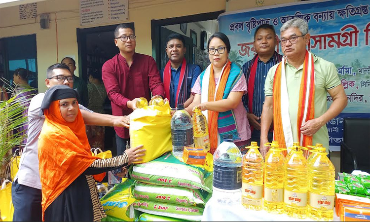 বান্দরবানে বন্যায় ক্ষতিগ্রস্ত ৯২ পরিবারের মাঝে ত্রাণ বিতরণ
