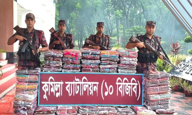 কুমিল্লা সীমান্তে ভারতীয় শাড়ি জব্দ করেছে বিজিবি 