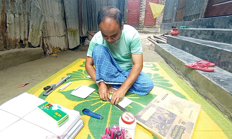 পরিবেশবান্ধব খাতা কলম তৈরি করে সুনাম কুড়িয়েছেন দৃষ্টি প্রতিবন্ধী শরিফুল 