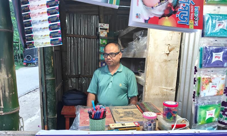 পরিবেশবান্ধব খাতা কলম তৈরি করে সুনাম কুড়িয়েছেন দৃষ্টি প্রতিবন্ধী শরিফুল 