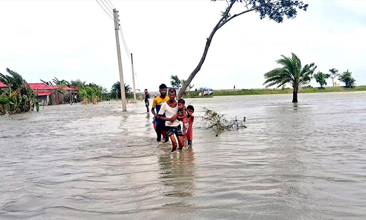 মনপুরায় পানিবন্দি মানুষের সংখ্যা বাড়ছে; ত্রাণ তৎপরতায় কমছে দুর্ভোগ