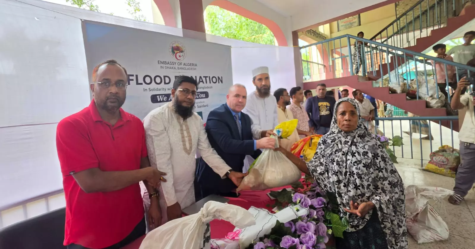 বন্যাদুর্গতদের মাঝে আলজেরিয়ার রাষ্ট্রদূতের ত্রাণ বিতরণ