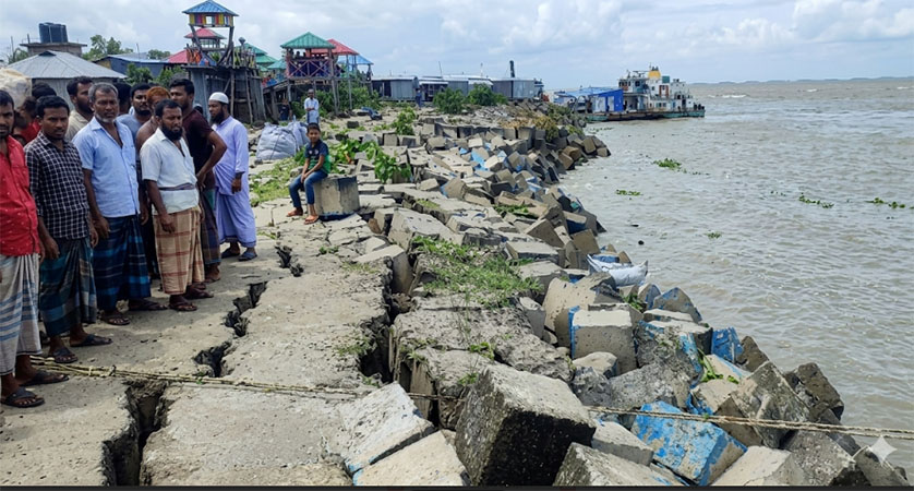 মেঘনার তীব্র স্রোতে ভোলা শহর রক্ষাবাঁধে ধস