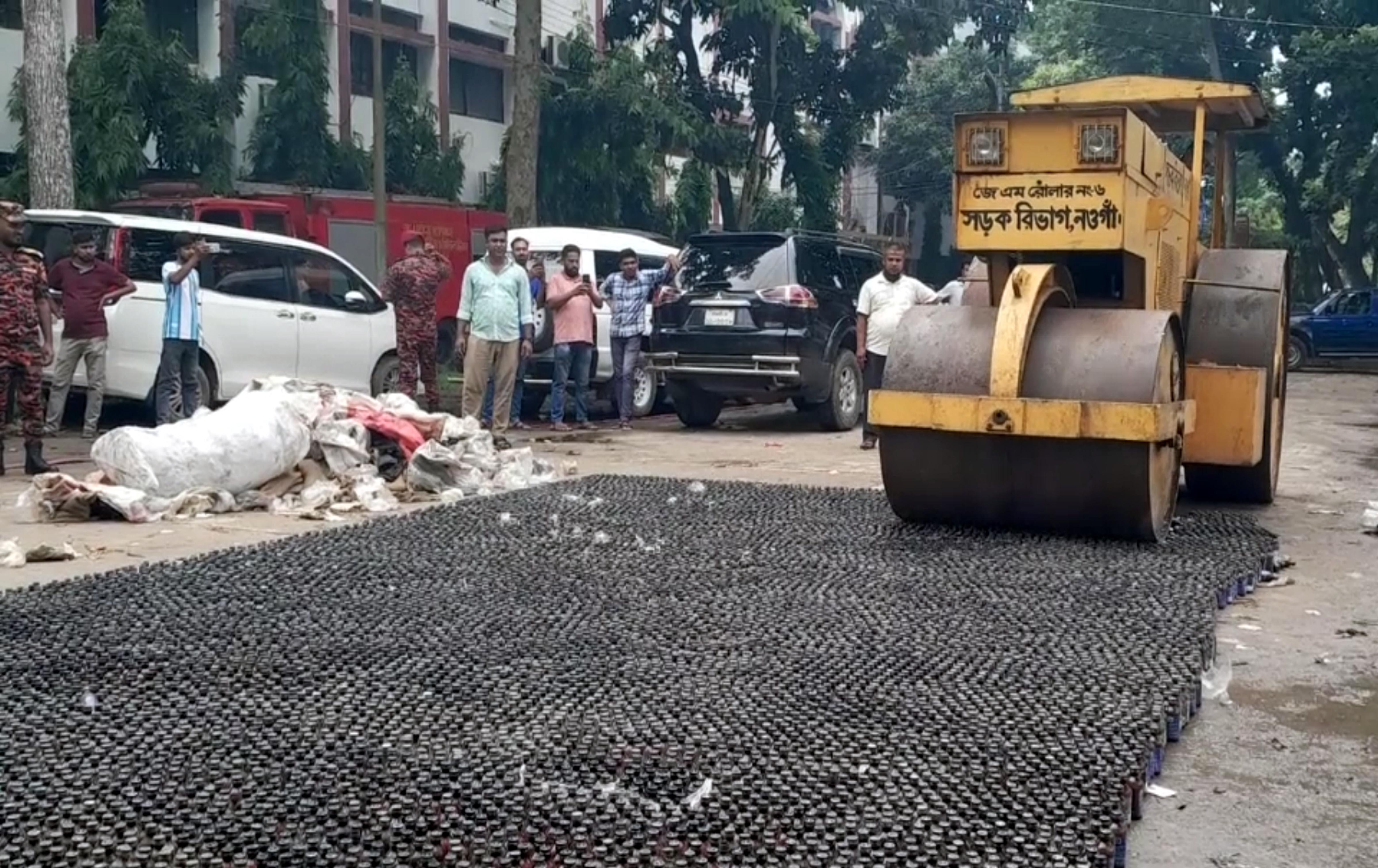 নওগাঁয় গুঁড়িয়ে দেওয়া হলো ১৬ হাজার ৬১ বোতল ফেন্সিডিল