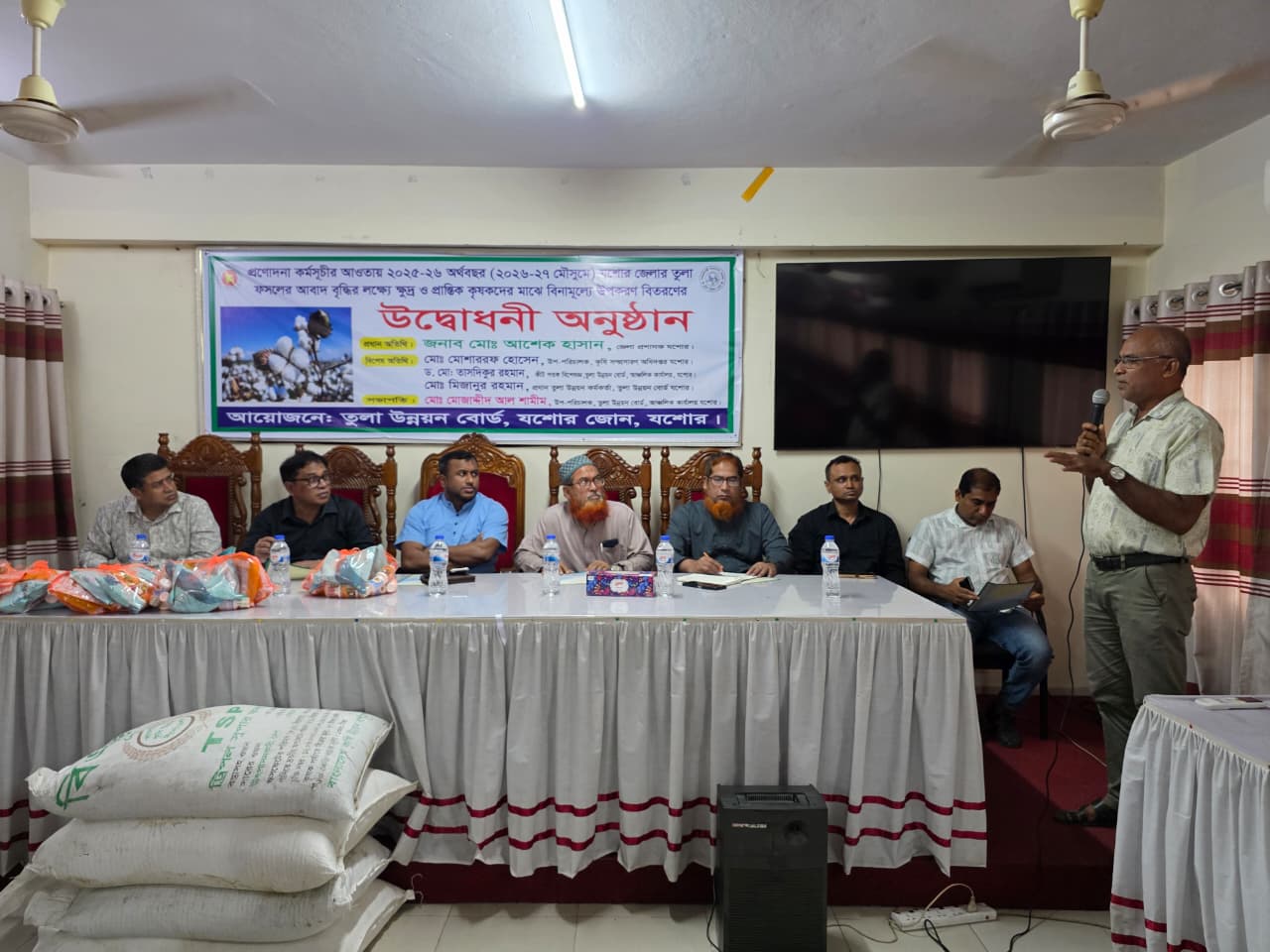 যশোরে তুলা চাষীদের মধ্যে বিনামূল্যে উপকরণ বিতরণ