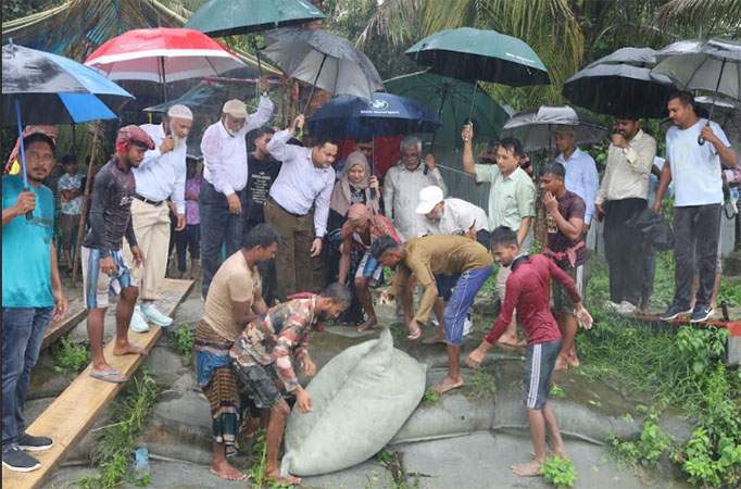 মুন্সীগঞ্জে সংসদ সদস্যের নদী ভাঙন এলাকা পরিদর্শন