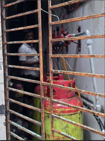 নরসিংদীতে অবৈধ গ্যাস সংযোগ বিচ্ছিন্ন 