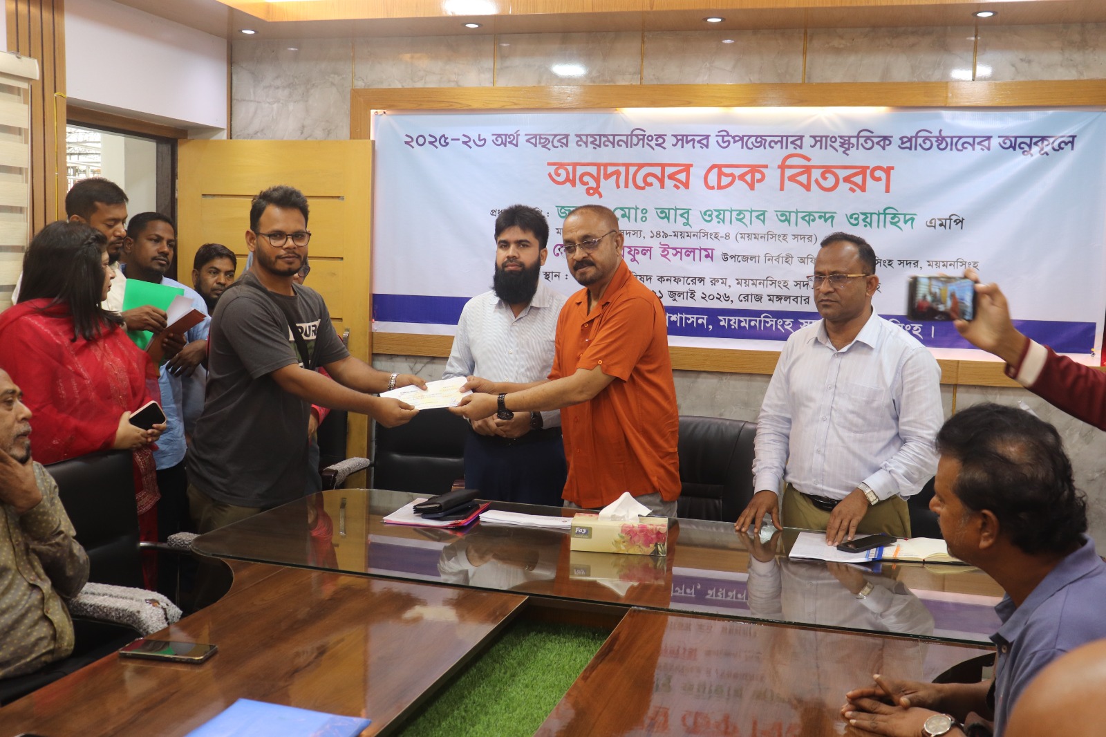 ময়মনসিংহে সাংস্কৃতিক ও স্বেচ্ছাসেবী প্রতিষ্ঠানের মধ্যে চেক বিতরণ