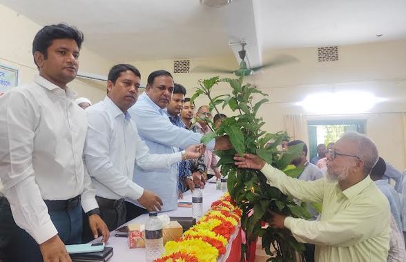লালমনিরহাটে শিক্ষা প্রতিষ্ঠানের মধ্যে ফলজ বৃক্ষের চারা বিতরণ