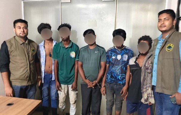 কারওয়ান বাজারে ছিনতাইয়ের প্রস্তুতিকালে ৫ ছিনতাইকারী গ্রেফতার