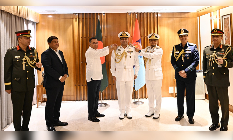 নবনিযুক্ত নৌপ্রধানকে র‌্যাঙ্ক ব্যাজ পরিয়ে দেন প্রধানমন্ত্রী