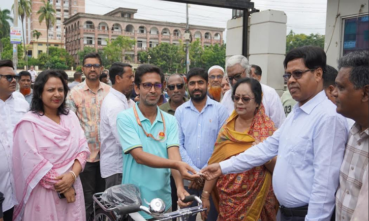 বরিশাল সিটি করপোরেশনের লাইটম্যানদের মাঝে সাইকেল ও রেইনকোট বিতরণ