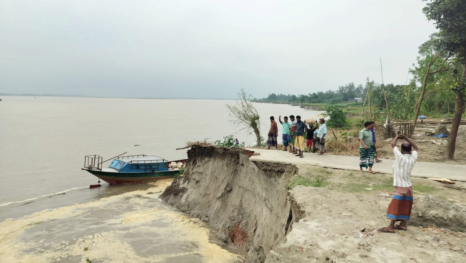 যমুনার ভাঙনে কাজিপুরের চরগিরিশ ইউনিয়নের ১৪ গ্রামের মানুষ, আতঙ্কে কাটাচ্ছে নির্ঘুম রাত