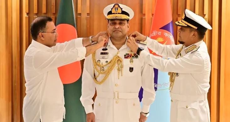 নৌবাহিনী প্রধানের দায়িত্বভার গ্রহণ করেছেন খোন্দকার মিসবাহ উল আজীম