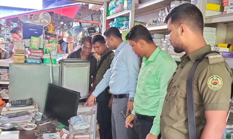 সাতকানিয়ায় ওষুধ রাখার ফ্রিজে মাংস ও খাবার রাখায় ফার্মেসিকে জরিমানা 