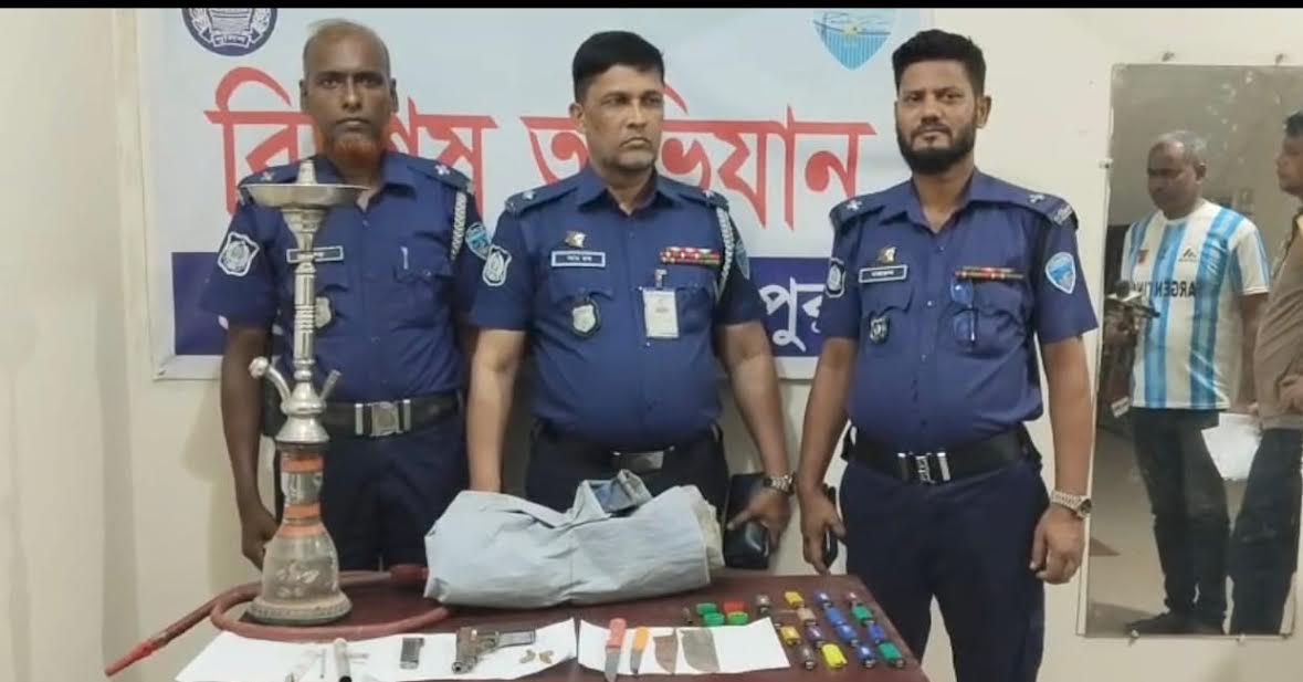 লক্ষ্মীপুরে মাদক কারবারির বাড়িতে অভিযান, পিস্তল-গুলি উদ্ধার
