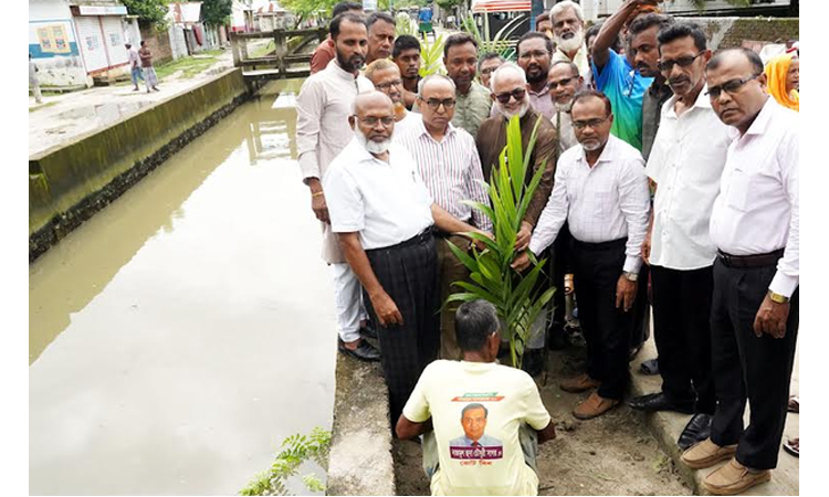 খুলনায় খালের পাড়ে বৃক্ষরোপণ কর্মসূচির উদ্বোধন