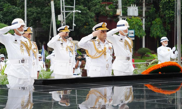 শিখা অনির্বাণে শ্রদ্ধা নিবেদন করলেন নবনিযুক্ত নৌবাহিনী প্রধান