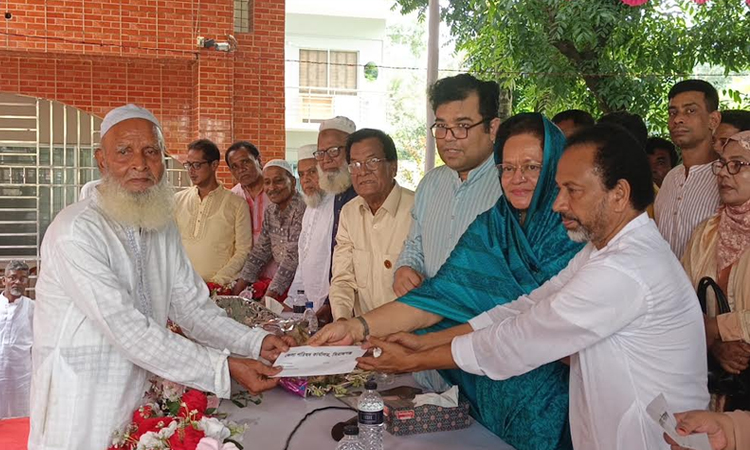 সিরাজগঞ্জে অনুদানের চেক বিতরণ 
