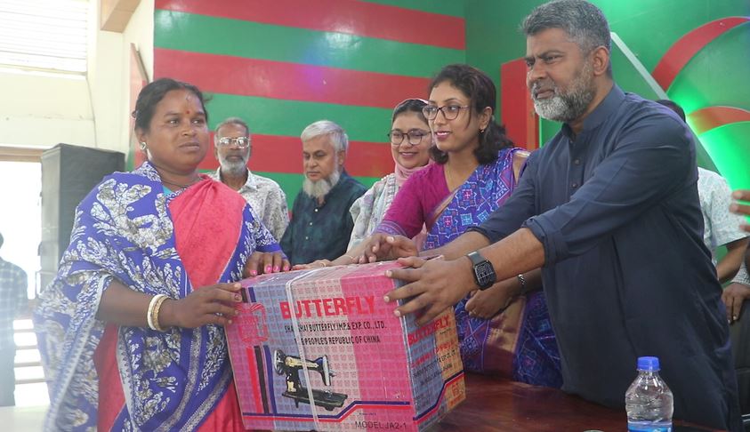 নওগাঁয় ৮২ শিক্ষার্থীকে বাইসাইকেল, ৫৫ নারীর মাঝে সেলাই মেশিন বিতরণ