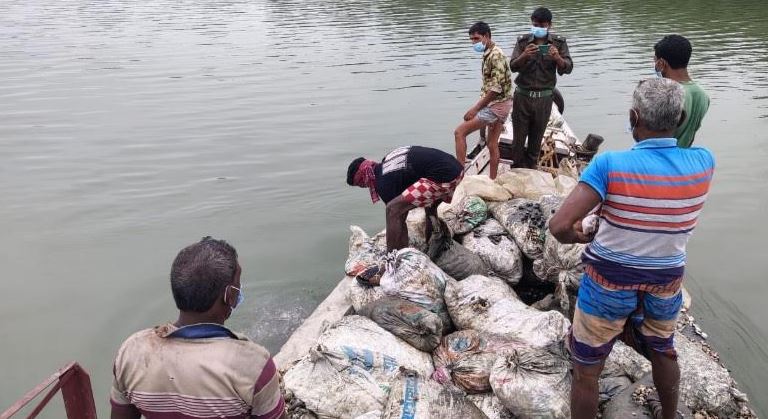 সাতক্ষীরায় জব্দকৃত ঝিনুক সুন্দরবনের নদীতে অবমুক্ত 