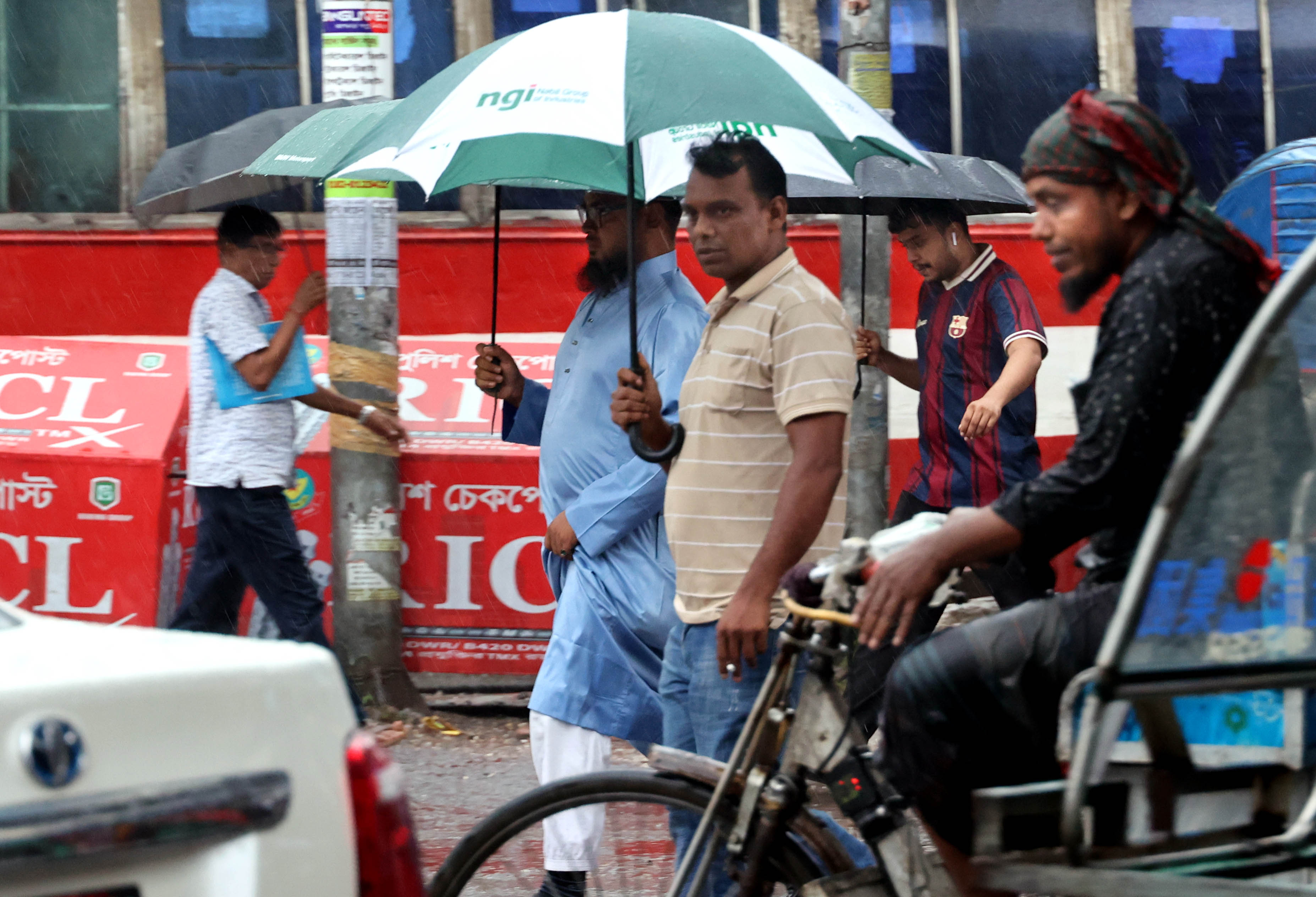 দেশের বিভিন্ন স্থানে বৃষ্টির সম্ভাবনা, বাড়তে পারে দিন-রাতের তাপমাত্রা